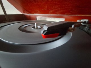 Radio Tocadiscos Vintage Madera y Dorado