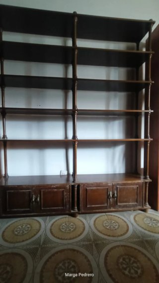 Estantería de madera oscura