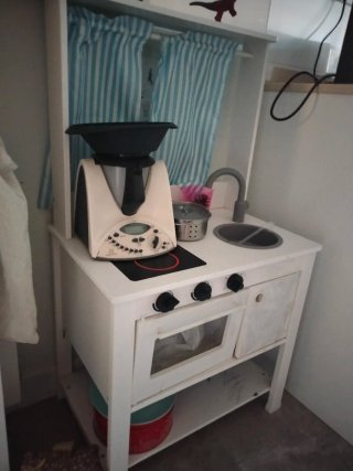 Cocinita de Juguete Ikea con algunas ollas