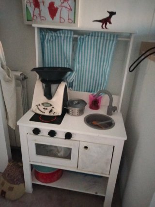 Cocinita de Juguete Ikea con algunas ollas