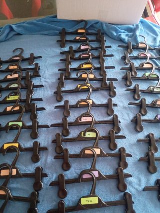 Perchas de plástico con pinzas (varios colores)