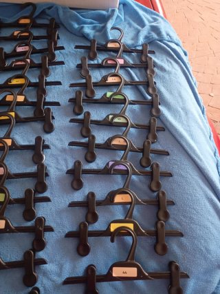 Perchas de plástico con pinzas (varios colores)