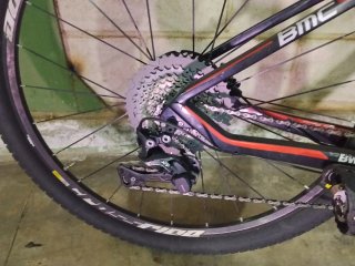 Bicicleta BMC de carbono, cuadro y bielas de carbo