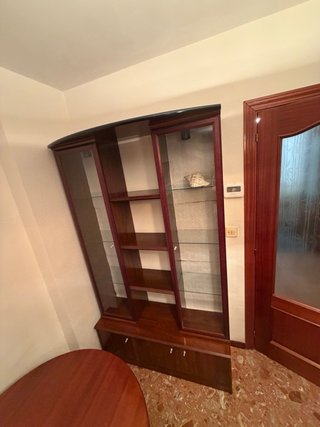 Mueble de comedor de madera oscura