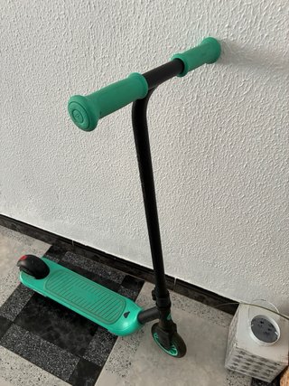 Patinete eléctrico verde y negro