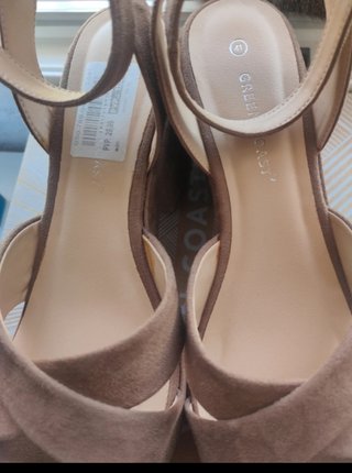 Sandali con tacco beige e marrone