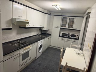Mueble de cocina blanco y negro