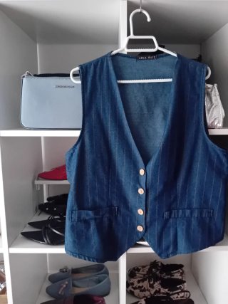 Chaleco y regalo 2 prendas