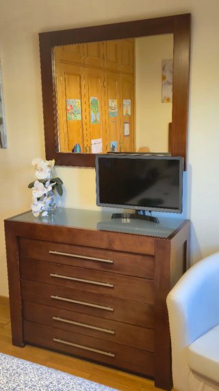 Cómoda y espejo de madera y cristal