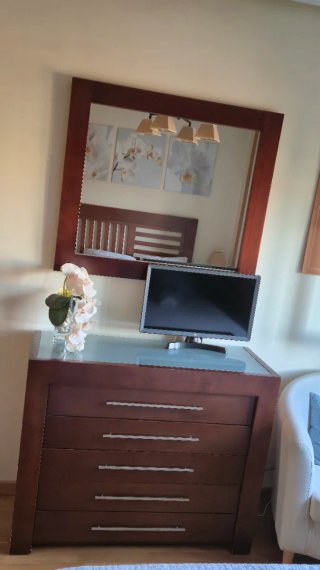Cómoda y espejo de madera y cristal