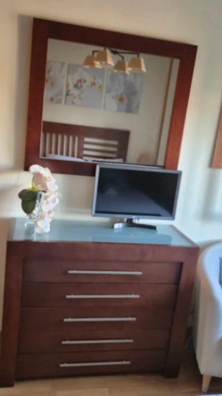 Cómoda y espejo de madera y cristal