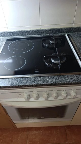 Cocina vitrocerámica y horno Teka