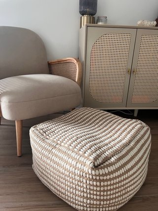 Butaca salón tela y ratán