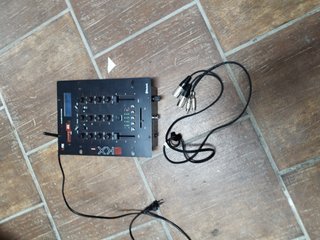 Conjunto de altavoces,mesa mezcla y amplificador
