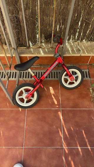 Bicicleta infantil roja sin pedales