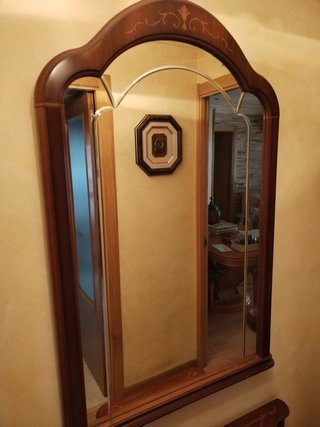 Espejo de madera con detalles dorados
