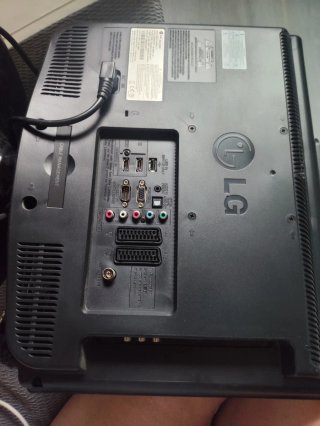 TV LG 19 Negra con mando a distancia incluido.