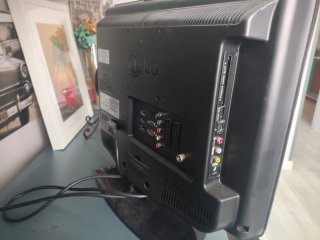 TV LG 19 Negra con mando a distancia incluido.