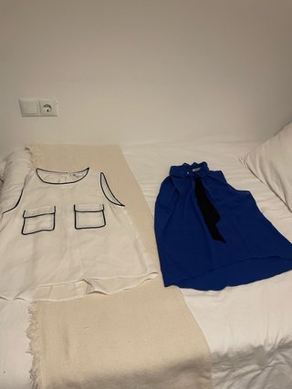Blusa azul con lazo negro/blusa blanca ribete negr