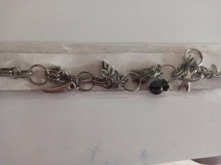 Pulsera con dijes plateados y negros