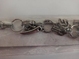 Pulsera con dijes plateados y negros
