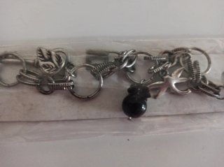Pulsera con dijes plateados y negros