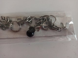 Pulsera con dijes plateados y negros
