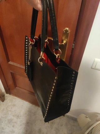 Bolso de hombro negro con tachuelas