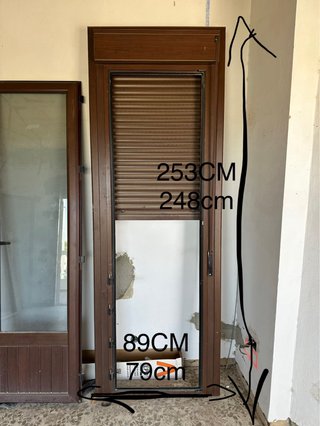 Ventana de aluminio marrón, con persianas