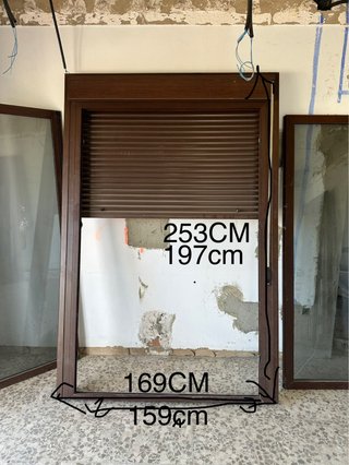 Ventana de aluminio marrón, con persianas