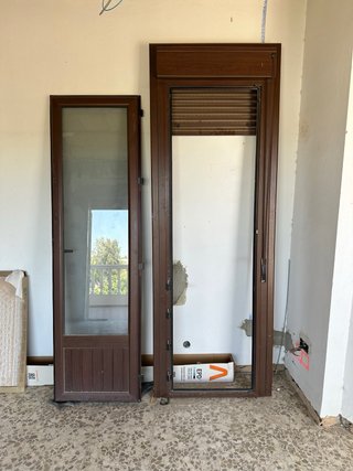 Ventana de aluminio marrón, con persianas