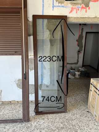 Ventana de aluminio marrón, con persianas