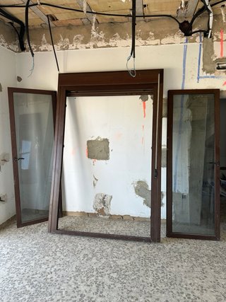 Ventana de aluminio marrón, con persianas