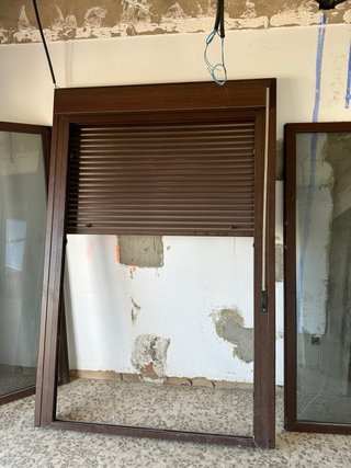 Ventana de aluminio marrón, con persianas