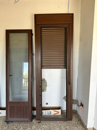 Ventana de aluminio marrón, con persianas