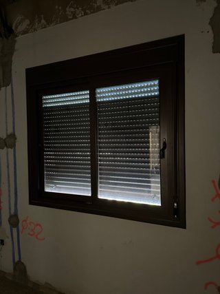 Ventana de aluminio marrón, con persianas