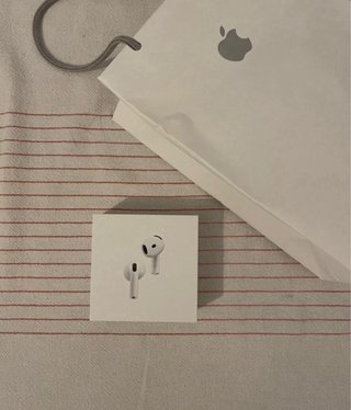 Apple AirPods 4 Active noise cancellation (2024)
