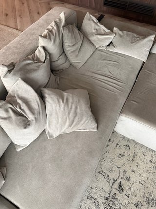 Sofá gris de tela