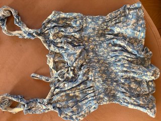 Top corto floreale blu e bianco