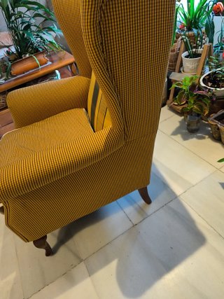 Sillón orejero a rayas