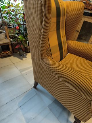 Sillón orejero a rayas