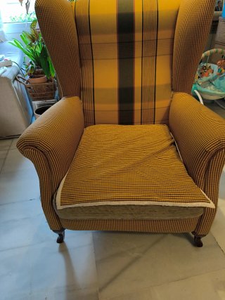 Sillón orejero a rayas
