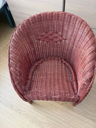 Butaca infantil de mimbre rosa
