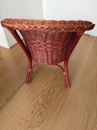 Butaca infantil de mimbre rosa