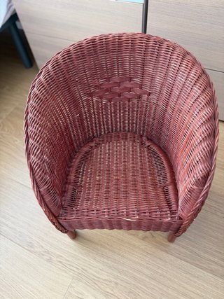 Butaca infantil de mimbre rosa