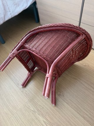 Butaca infantil de mimbre rosa