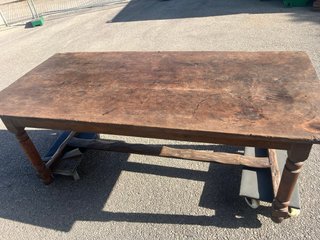 Mesa de comedor rústica con 6 sillas