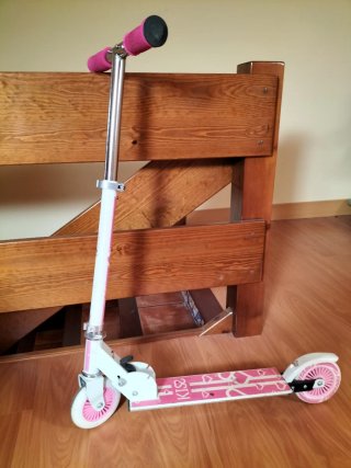 Patinete infantil rosa y blanco