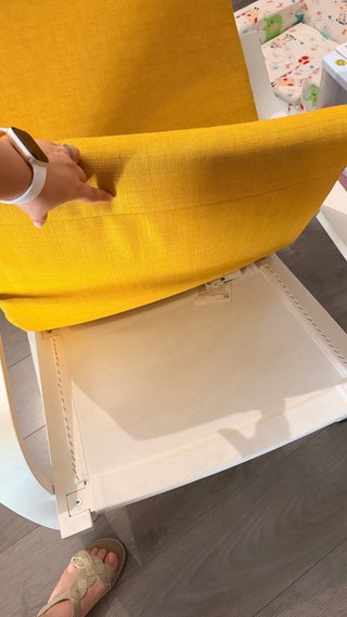 Silla mecedora Ikea amarilla