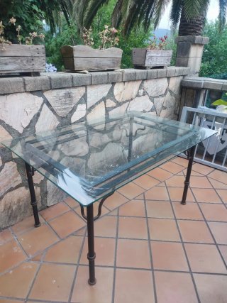 Mesa de cristal y metal